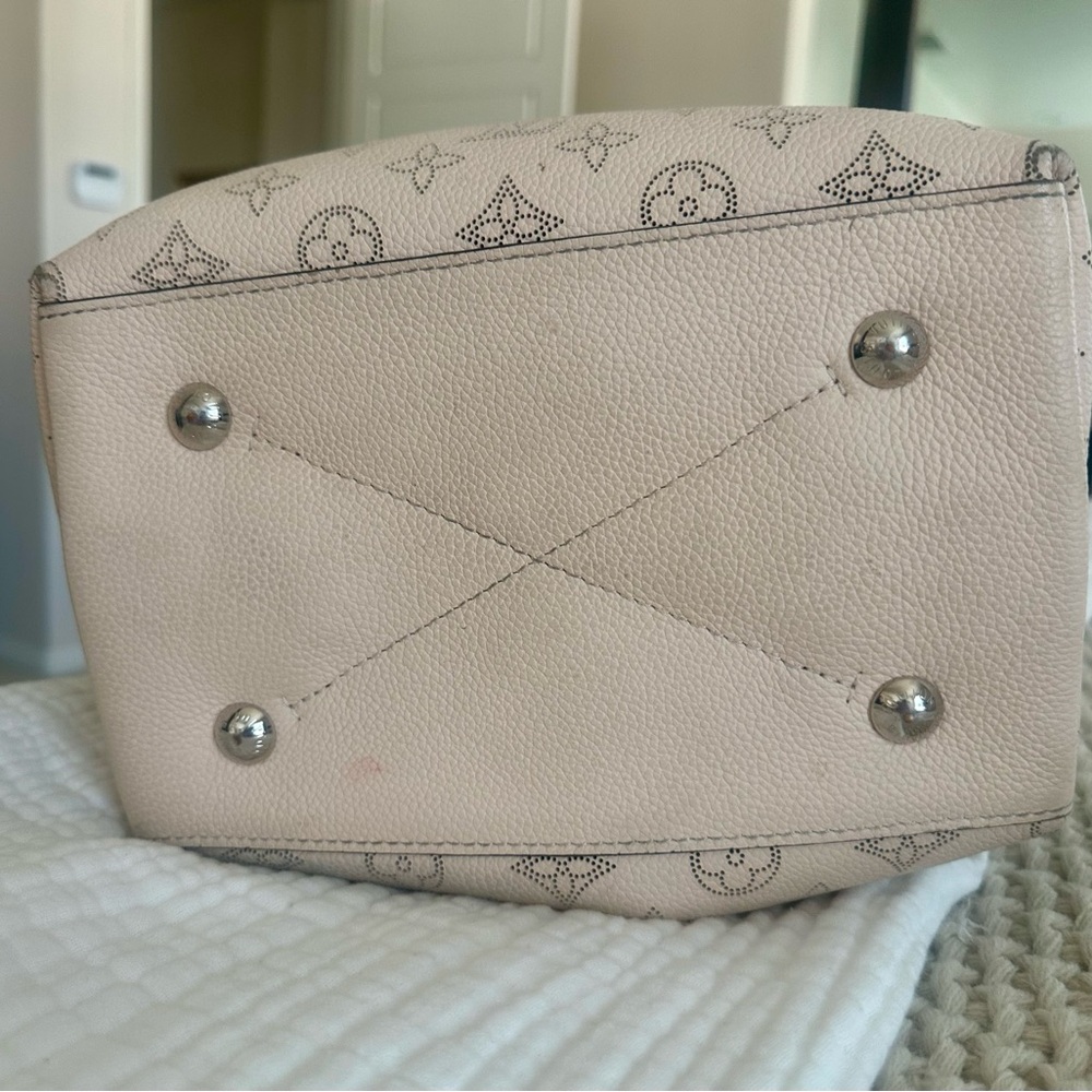 AUTHENTIC Louis Vuitton Muria Cream Women's Leather Bag on LV website for $5000 - Picture 8 of 12